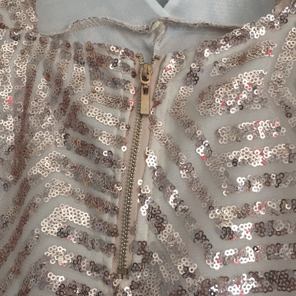 Low-cut Sequined Romper - Picture 4 of 5